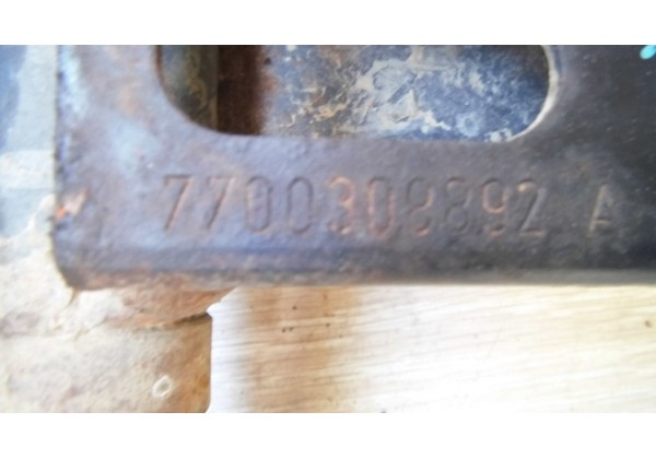 Болт переднього ричага лівий Renault Master II, 7700308892